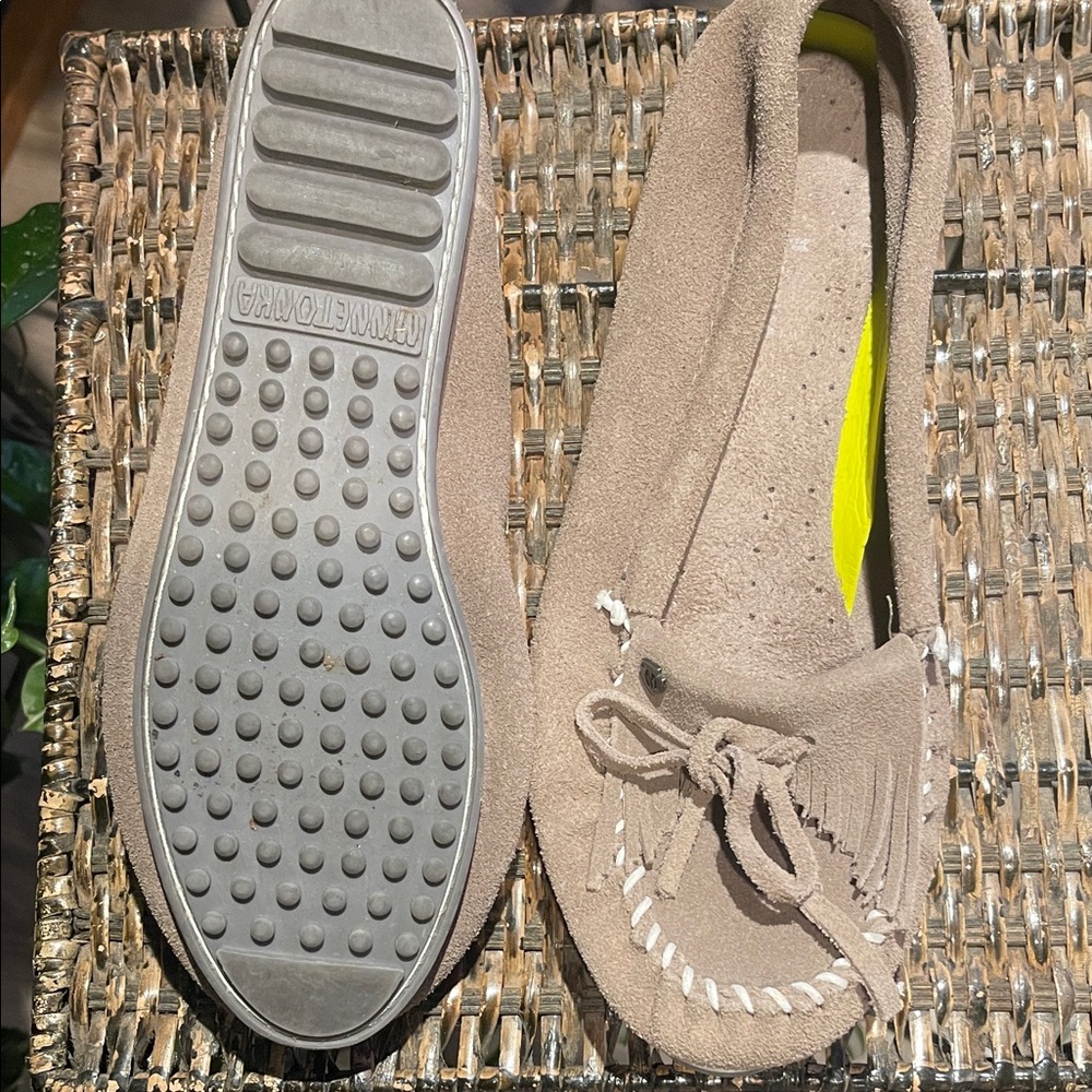 Minnetonka Taupe Suede Moccasins‎ with White Stitching - Picture 6 of 7